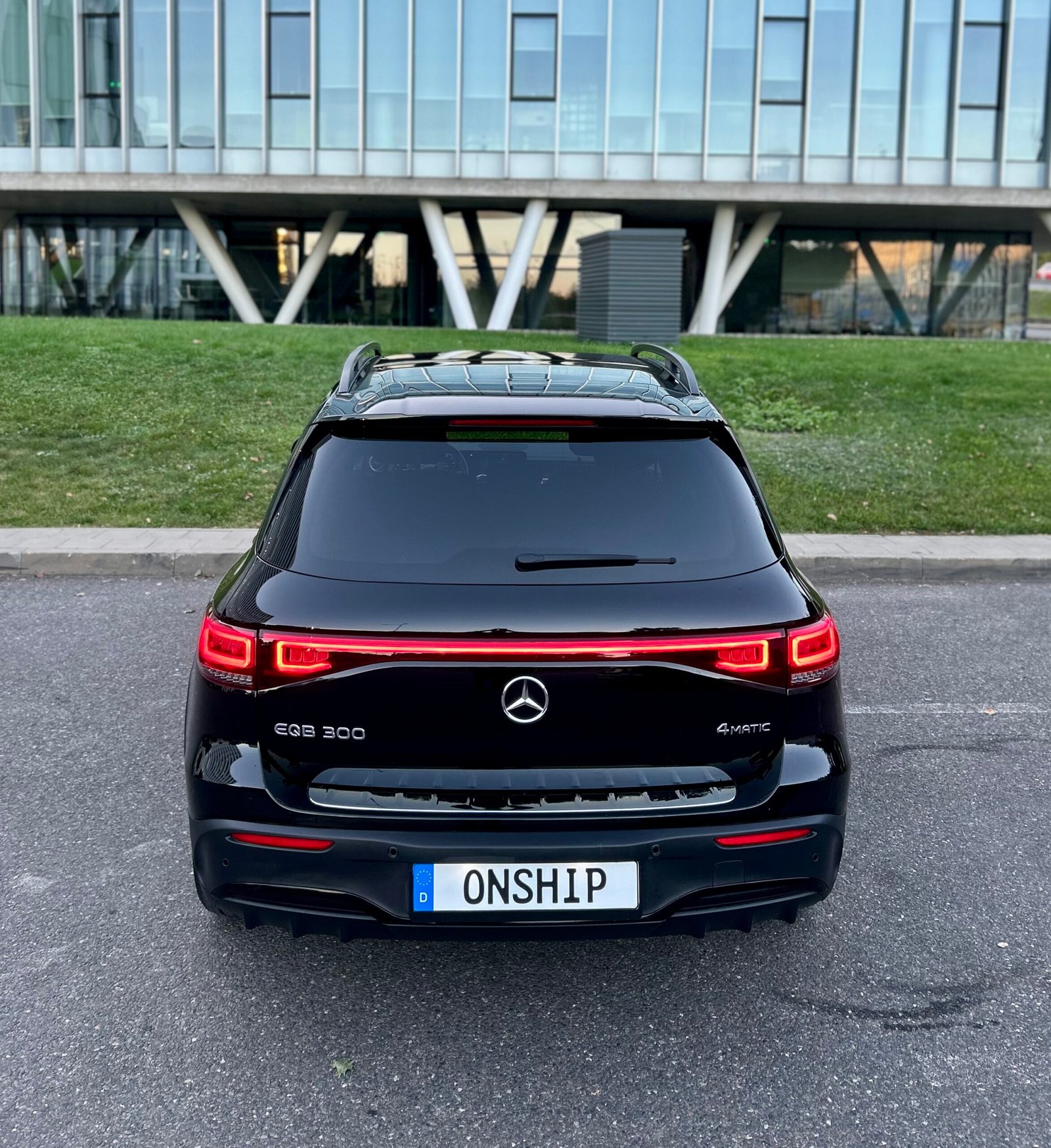 Mercedes-Benz EQB 300 - Image 2