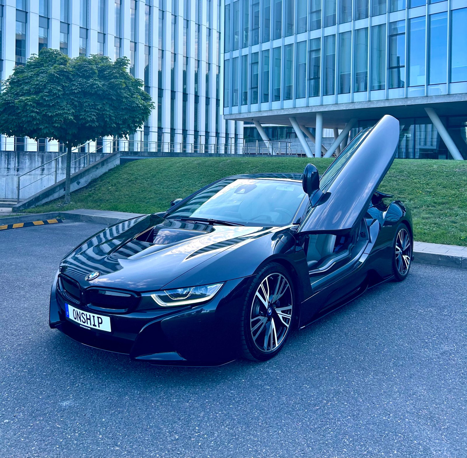 BMW i8 2015 - Image 2