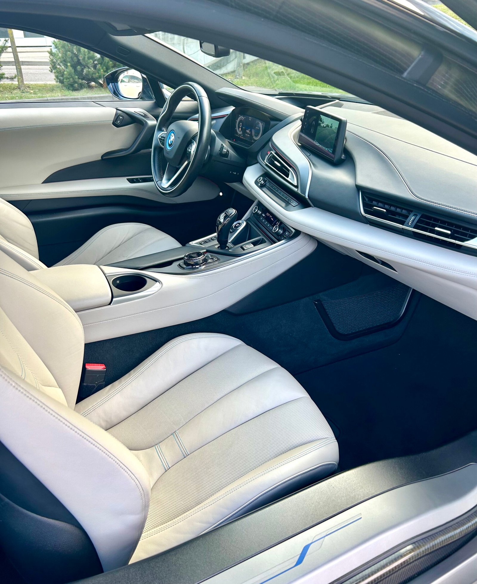 BMW i8 2015 - Image 13