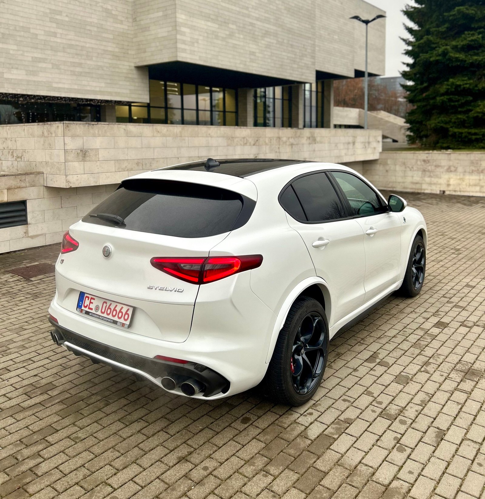 Alfa Romeo Stelvio Quadrifoglio 2018 - Image 3
