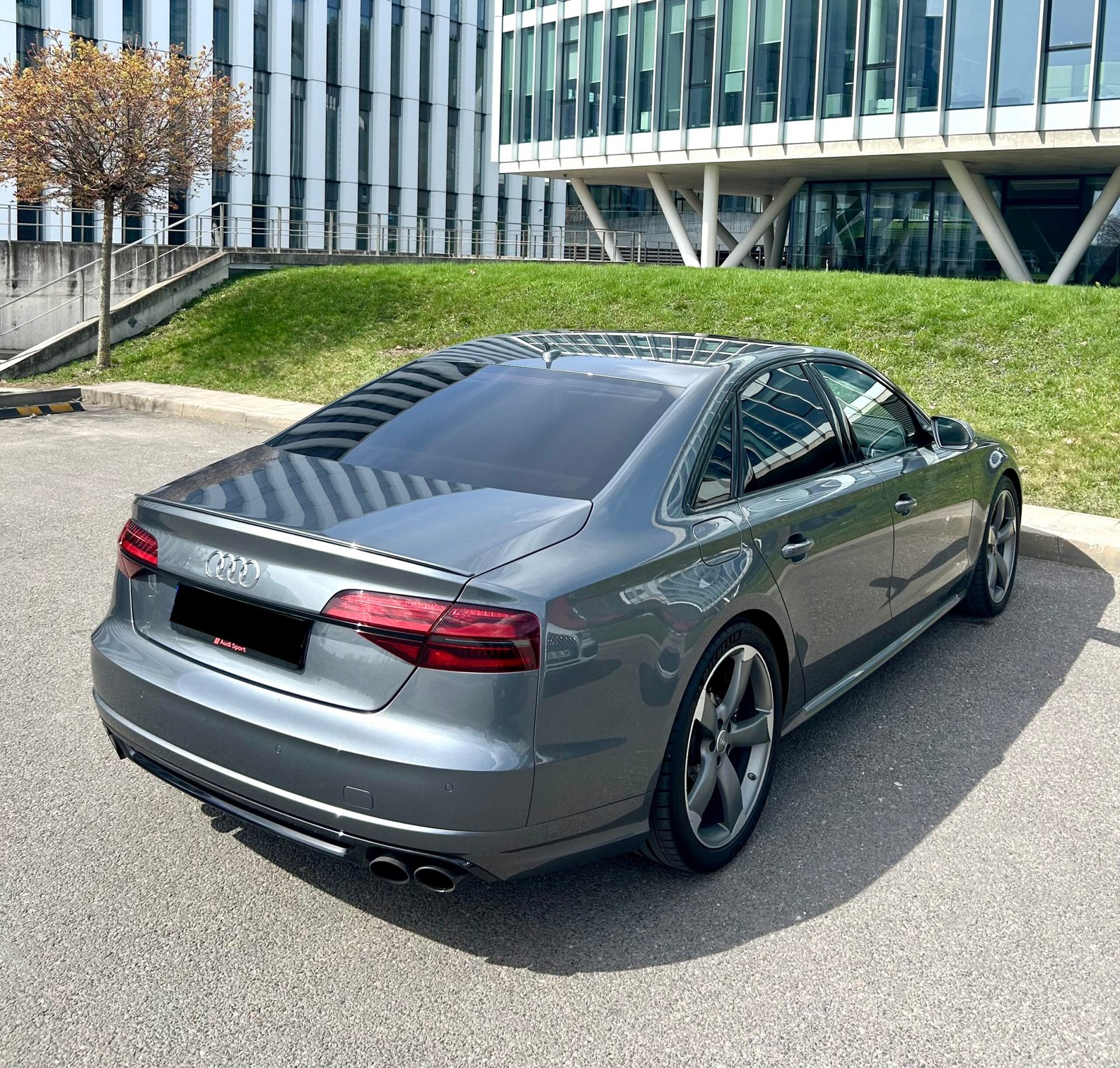 Audi S8 - Image 4