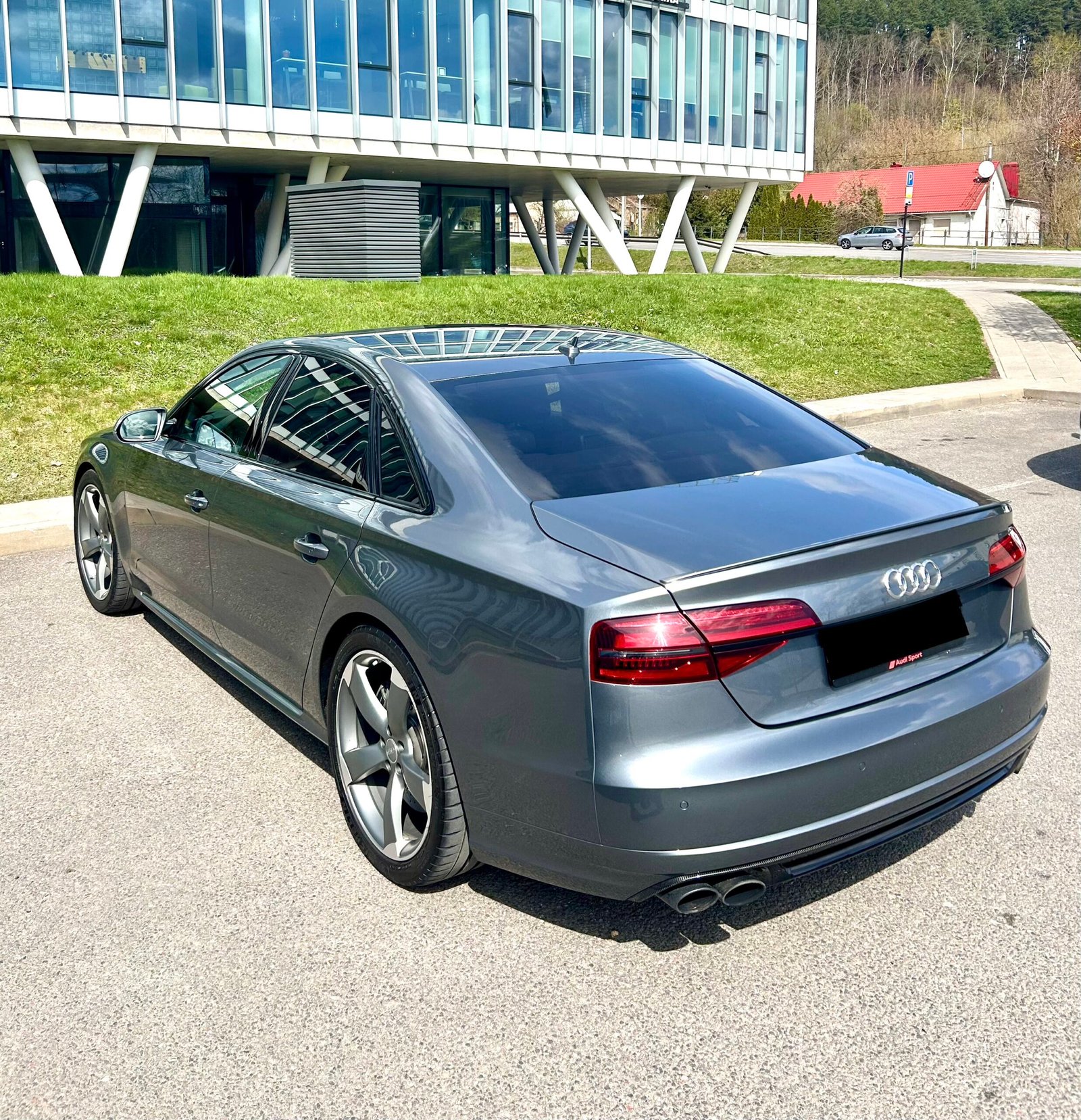 Audi S8 - Image 2