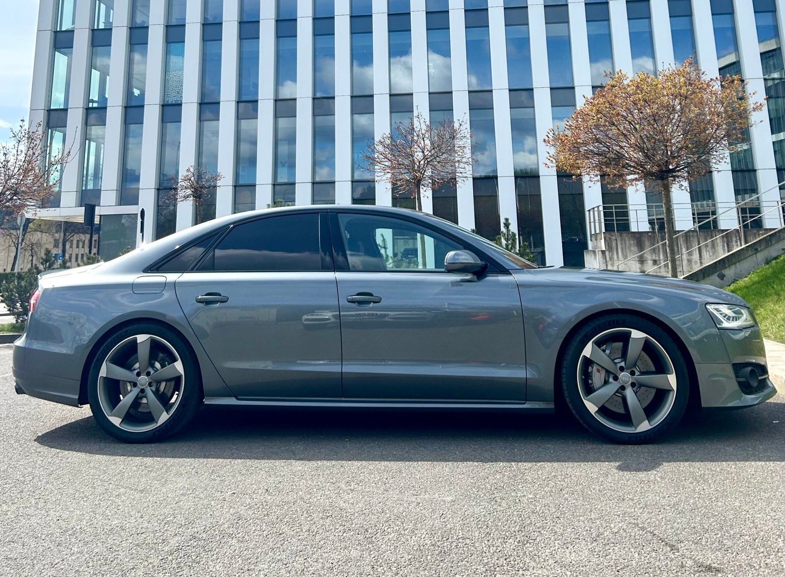 Audi S8 - Image 7