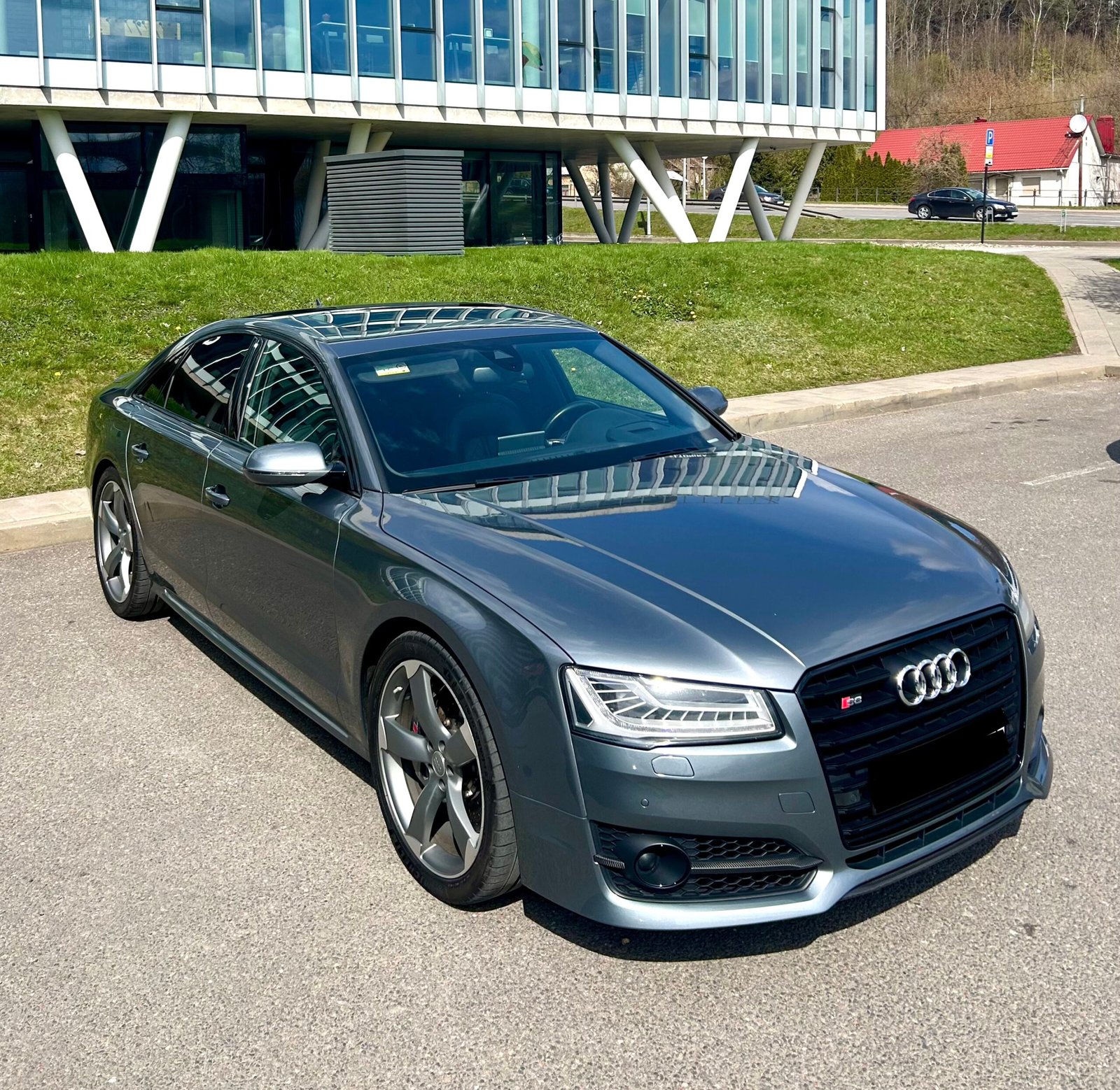 Audi S8 - Image 3