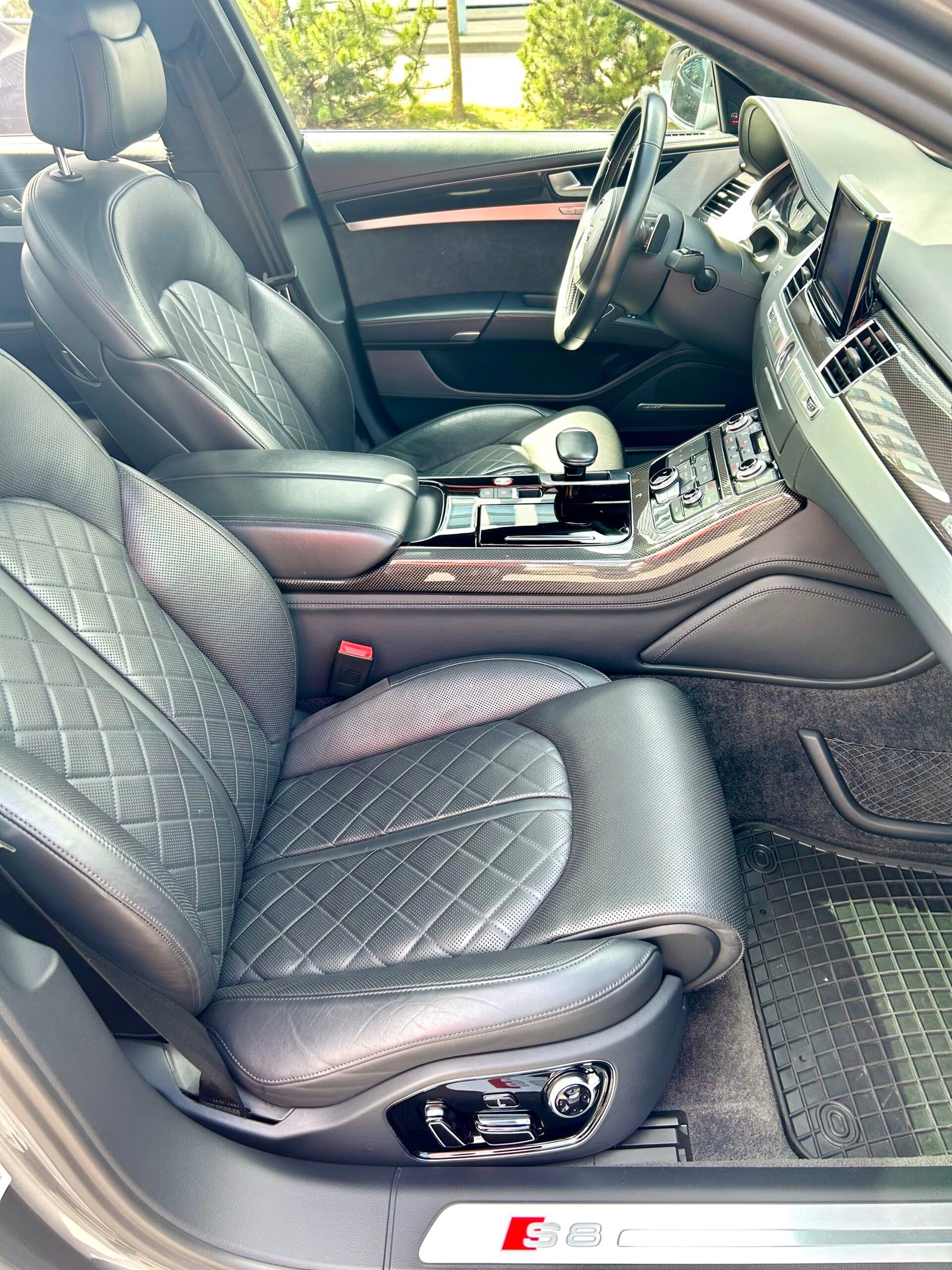 Audi S8 - Image 11