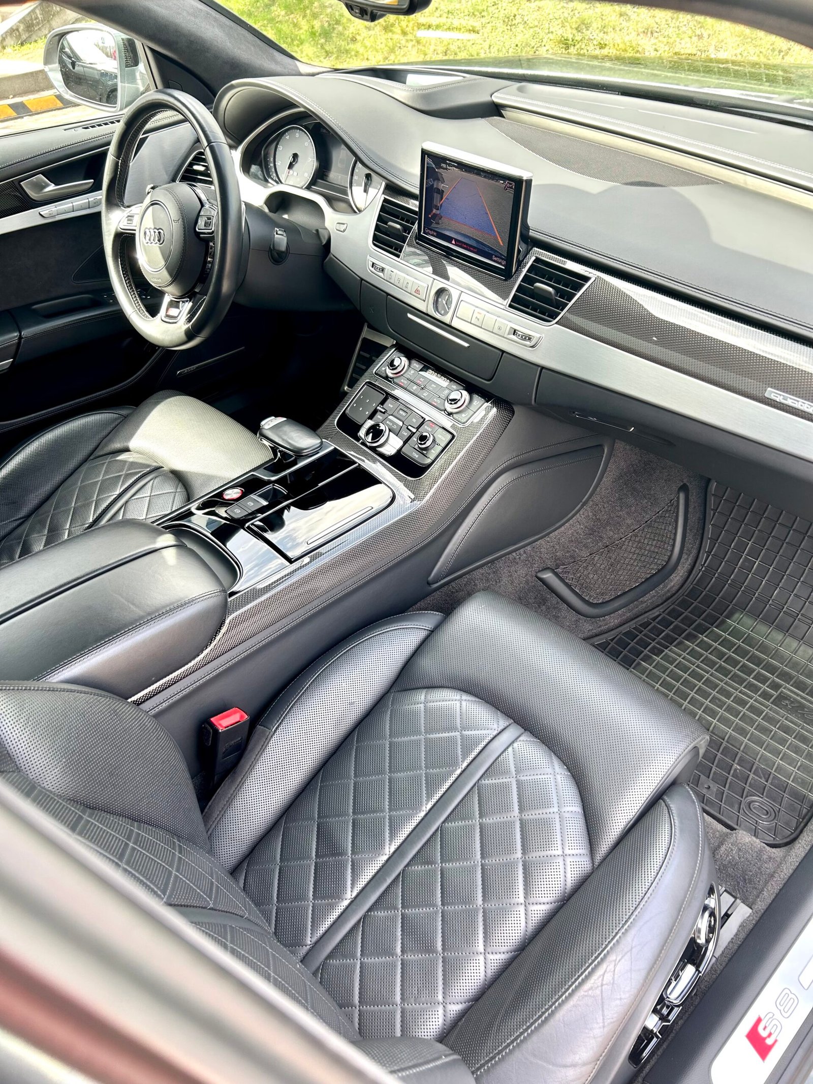 Audi S8 - Image 10