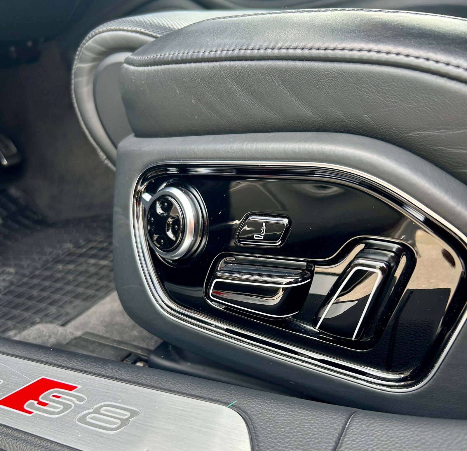 Audi S8 - Image 14